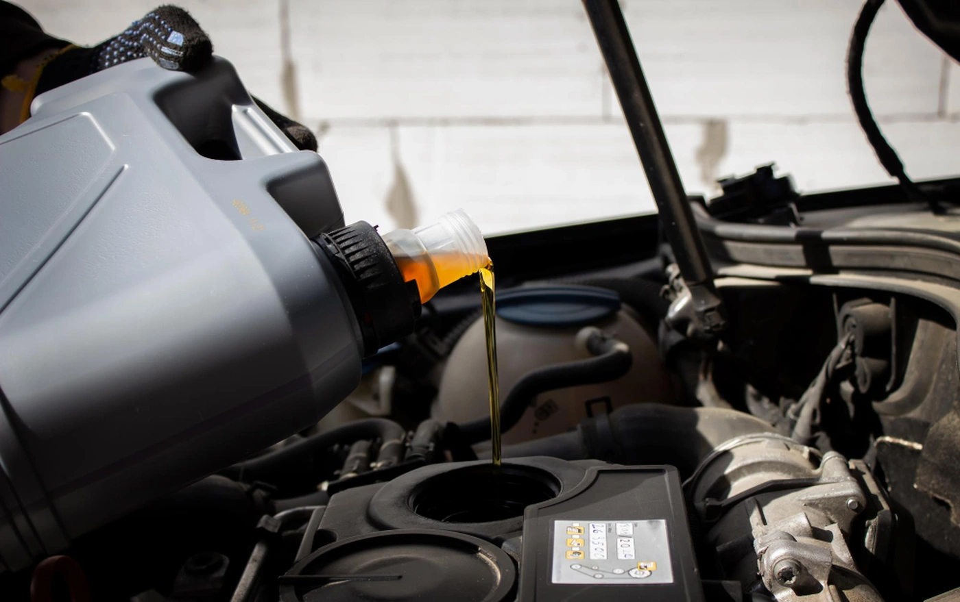 Как выбрать масло для грузовика: чем отличается моторное, трансмиссионное и гидравлическое?